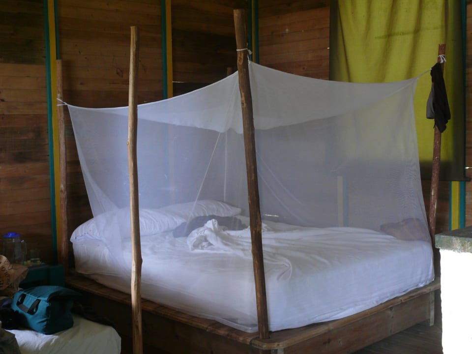 Bett mit Moskitonetz (unten) Ecolodge El Cantil