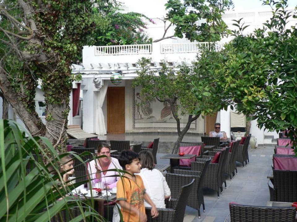 Sitzgelegenheit vor der Bühne The Orangers Beach Resort and Bungalows