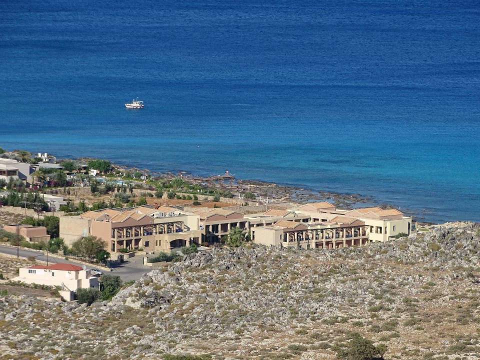 Blick auf das Hotel von einer nahen Anhöhe Lindian Dream Seaside Resort