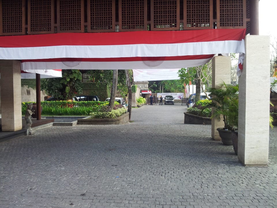 Zur Straße Hotel Grand Balisani Suites