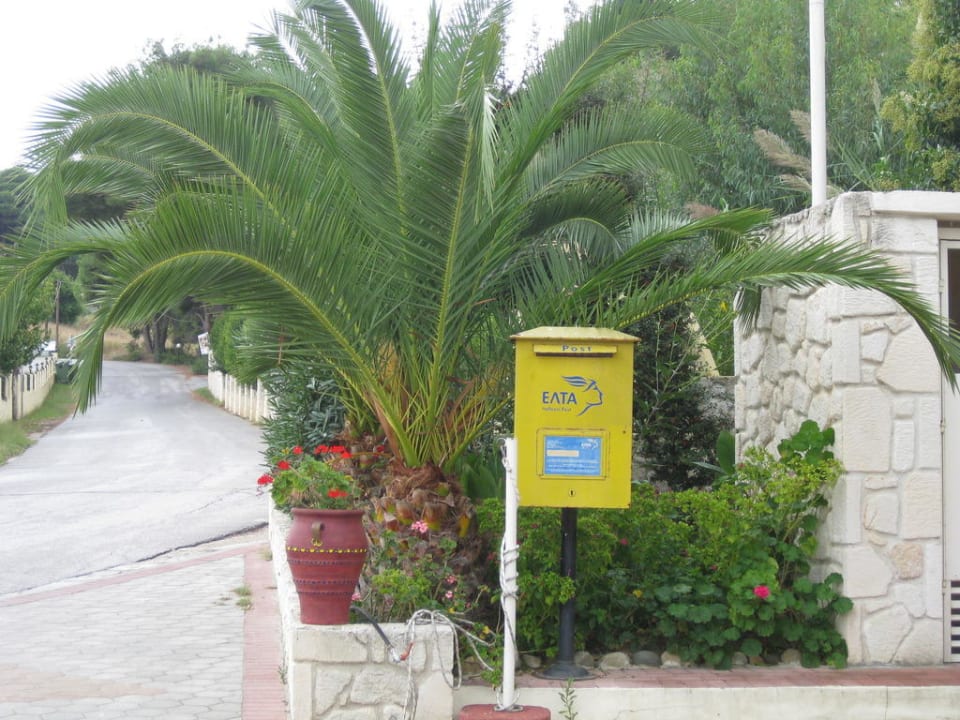 Briefkasten vor dem Hotel Hotel Chrousso Village