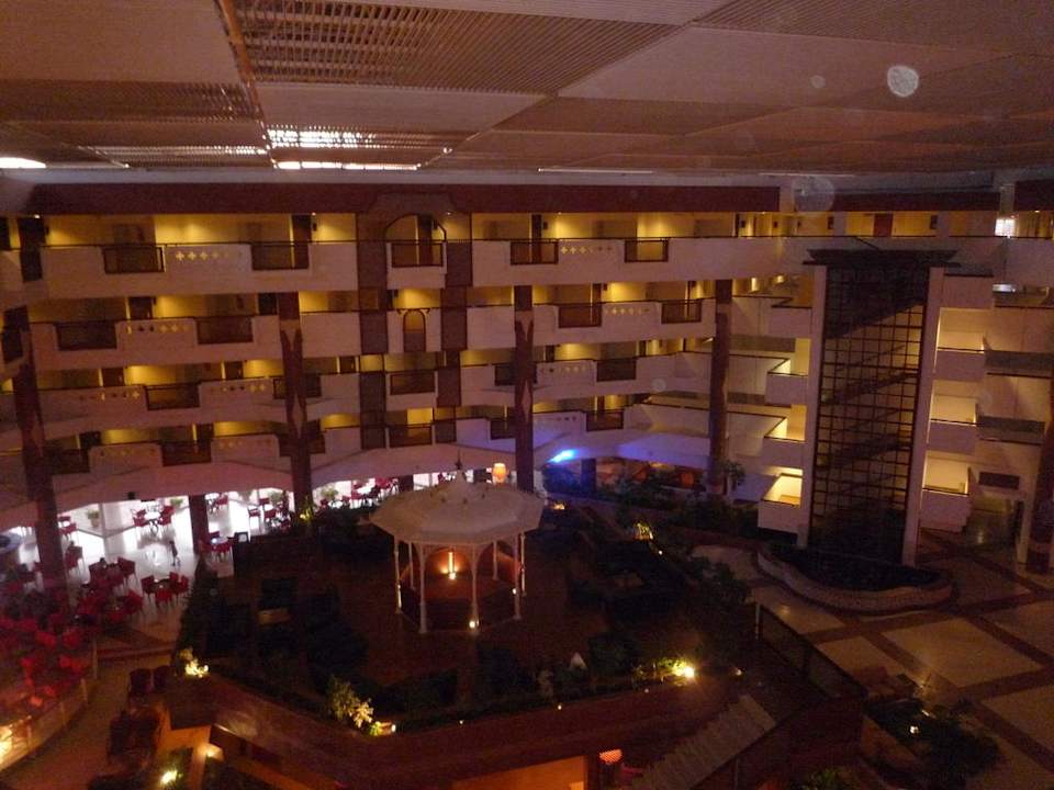Blick in die Hotellobby mit den dortigen Zimmern Atlas Amadil Beach Hotel