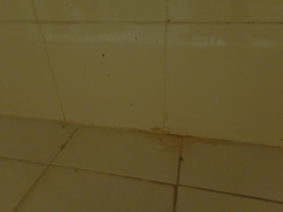 Verschmutzte Fliesen Zita Beach Resort