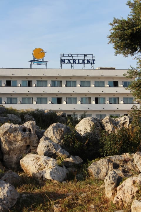 Rückseite des Hotels. Davor eine kleine Parkanlage Hotel Mariant
