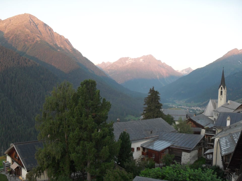Morgenstimmung - Blick vom "Adlerhorst" nach Weste Hotel Meisser Guarda