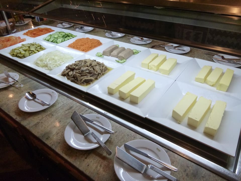 Butter- und Leberwurstblöcke; Gemüse Hotel Riu Karamboa
