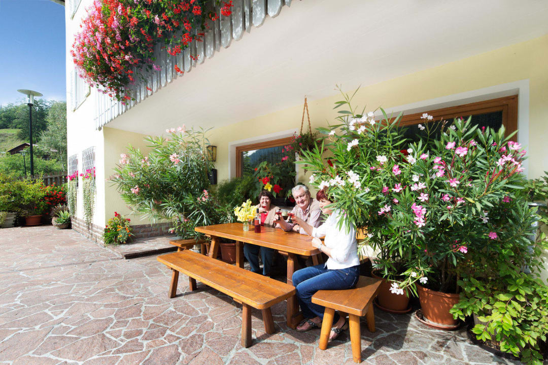 Sitzecke vor dem Haus Haus Angelika