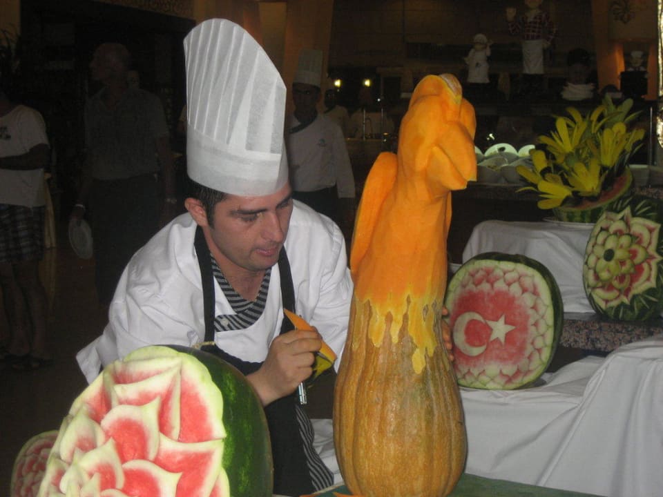 Der Meister schnitzt einen Papagei Crystal Paraiso Aqua Collection