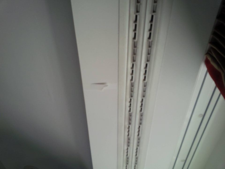 Aufgerissene Tapete über dem Bett. Hotel Adlon Kempinski Berlin