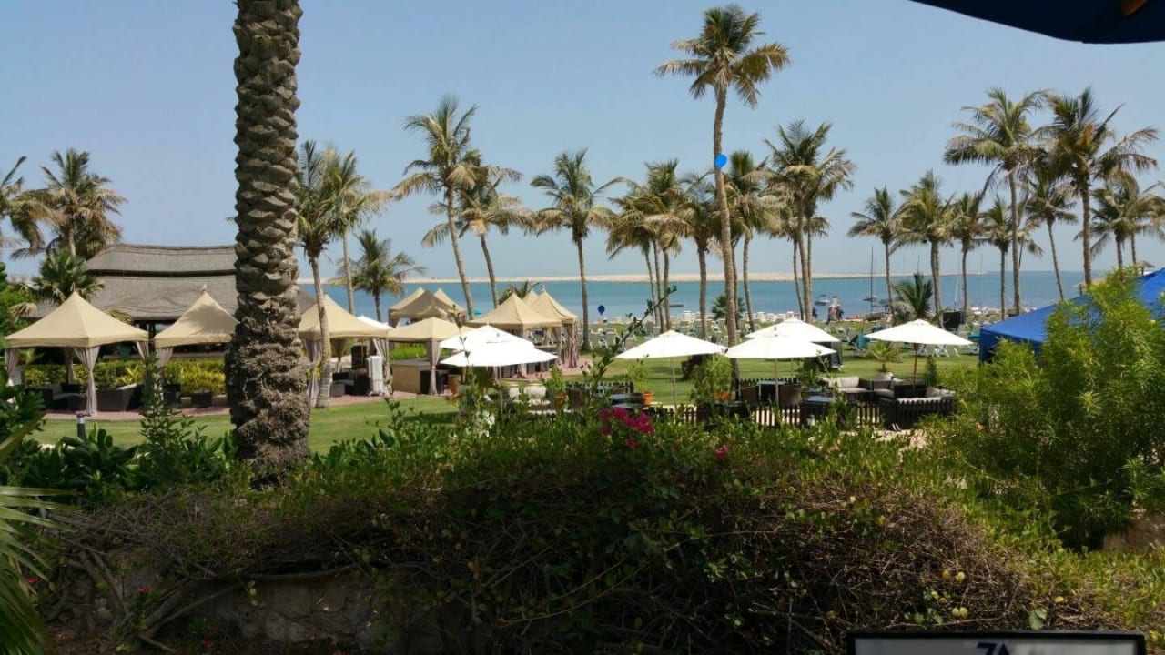 Garten mit Bar JA Beach Hotel
