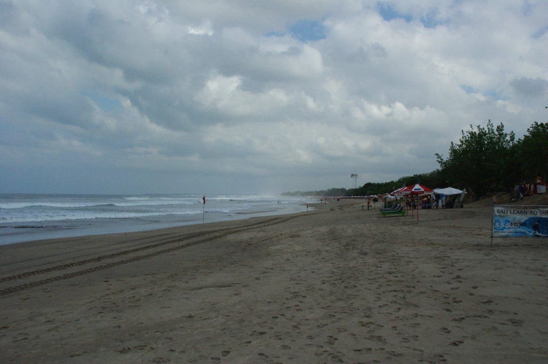 Der langgezogene Strandbereich Padma Resort Legian