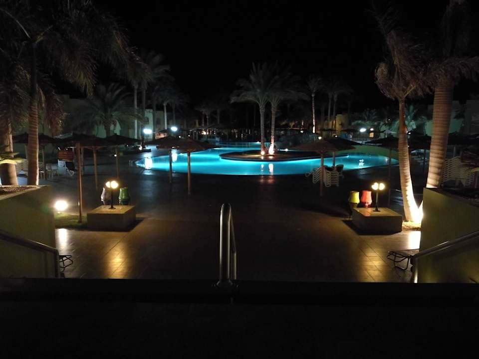 Poolanlage bei Nacht Palm Beach Resort