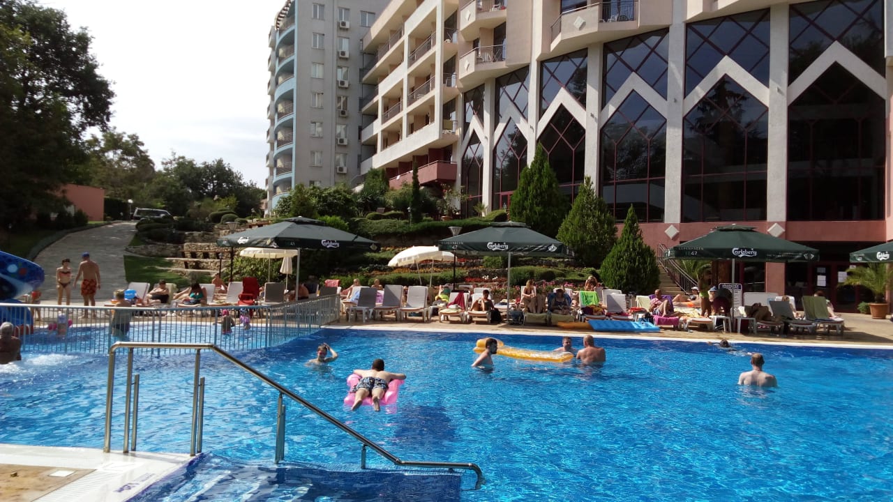 Großer Pool und kürzester Weg zum Strand/kl.Pool Odessos Park Hotel