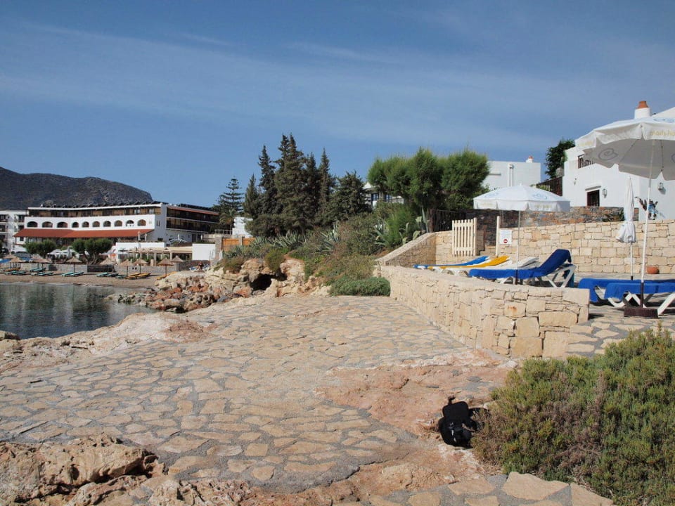 Vom Strand rechts, links Hauptgebäude Creta Maris Resort