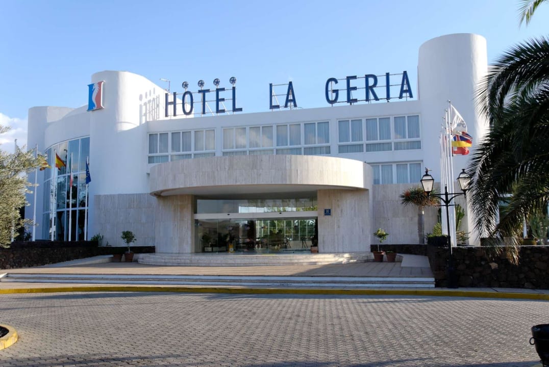 Blick auf den Haupteingang Hipotels La Geria