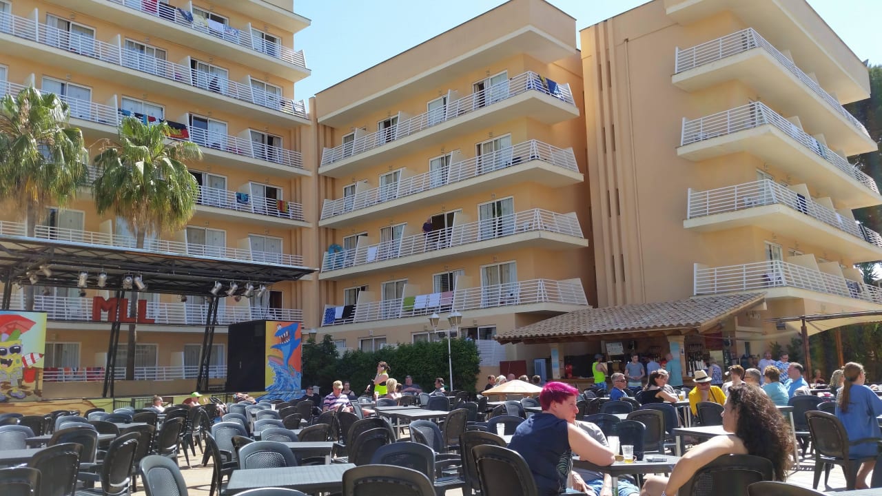 Terrasse mit Bar Ahoi! Urban Beach Hotel