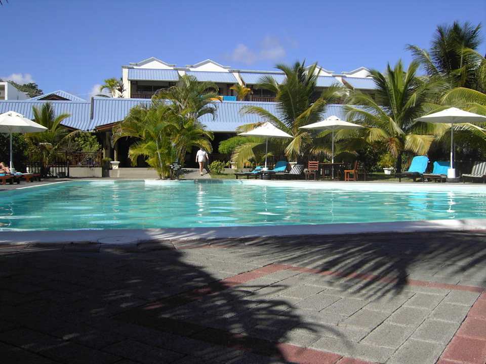 Pool mit Eingang zur Lobby mit Bar Le Peninsula Bay Beach Resort & Spa
