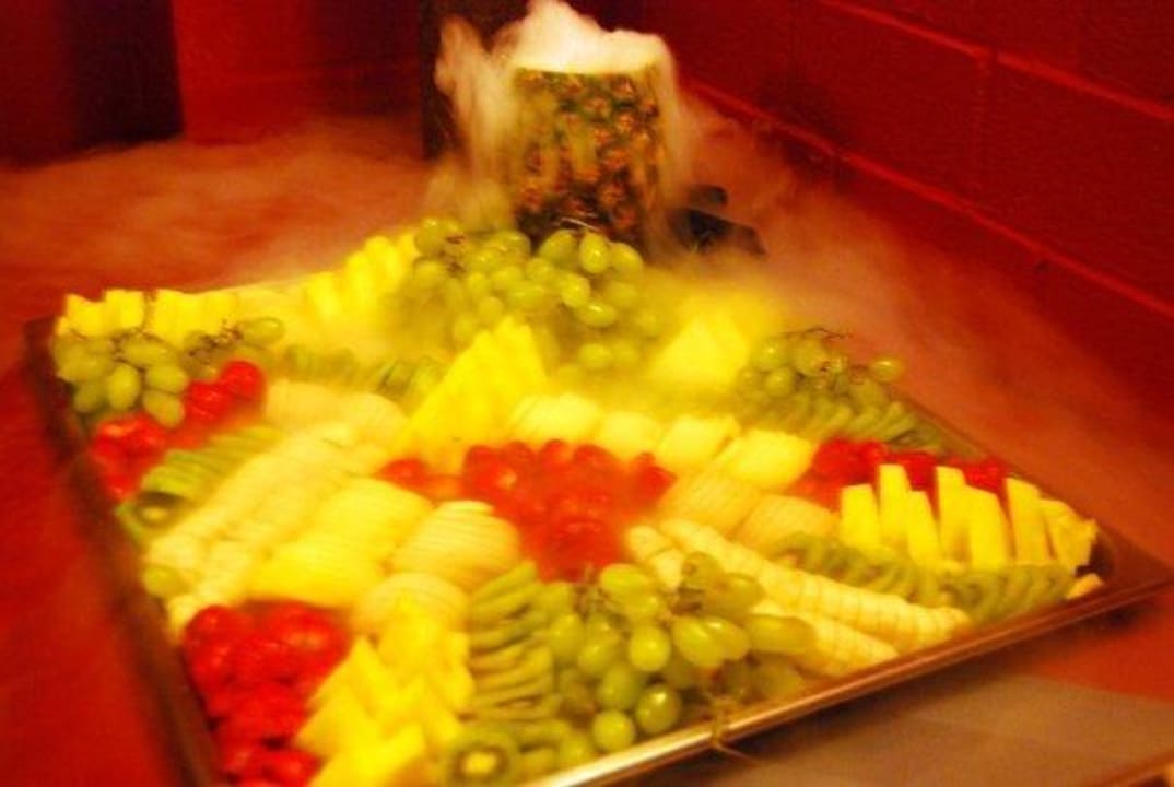 Das Raklette Angebot, "Dessert"  Vulkan mit Obst Youth Hostel Beaufort