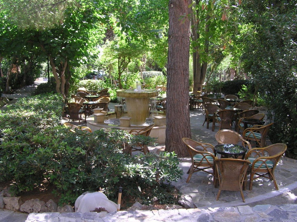 Garten der Hotelbar Apollonia Beach Resort & Spa