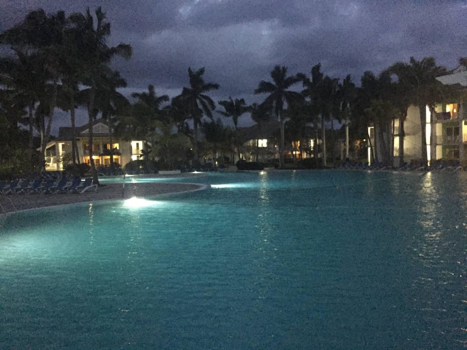 Basen wieczorem  Meliá Península Varadero