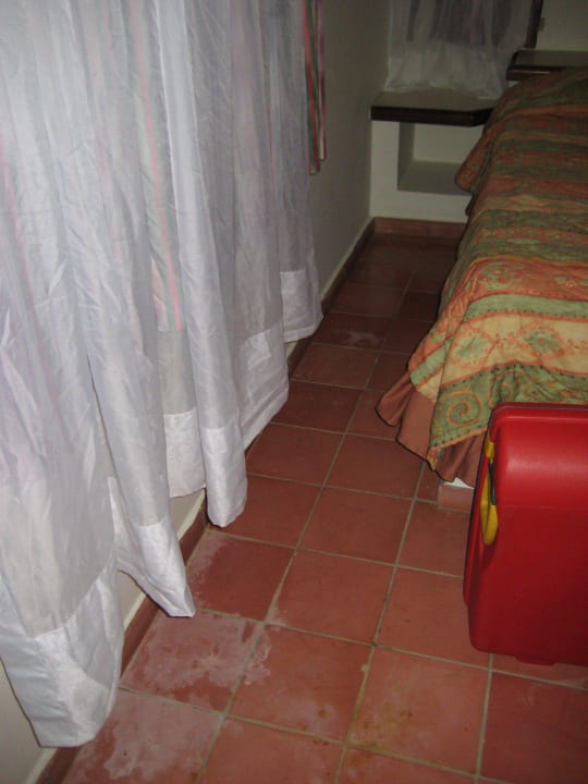 Dreckiger Boden rundum Wyndham Alltra Samana