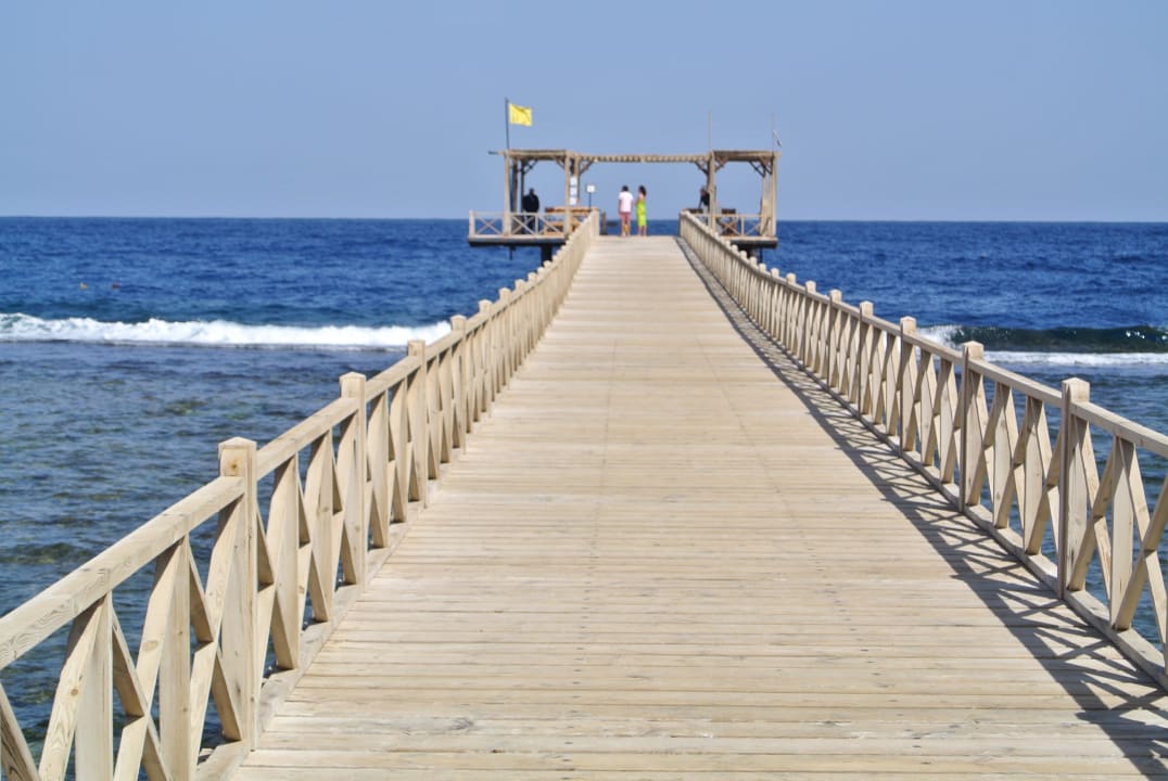 Steg zum Aussenriff Radisson Blu Resort, El Quseir