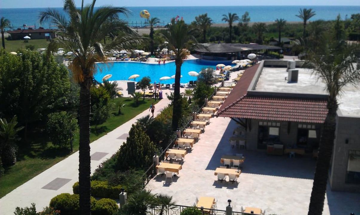 Weg zum Pool, rechts das Restaurant von oben TUI KIDS CLUB Felicia Village