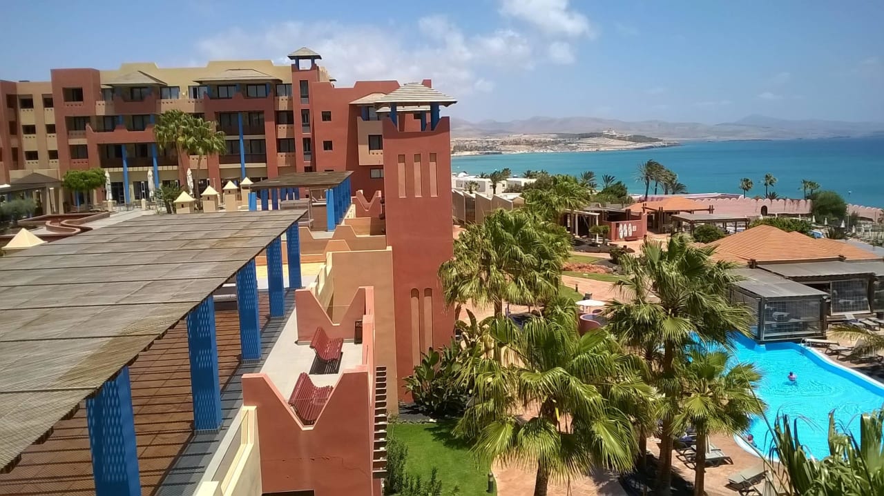 Blick vom Balkon auf einen Teil der Poolanlage H10 Tindaya