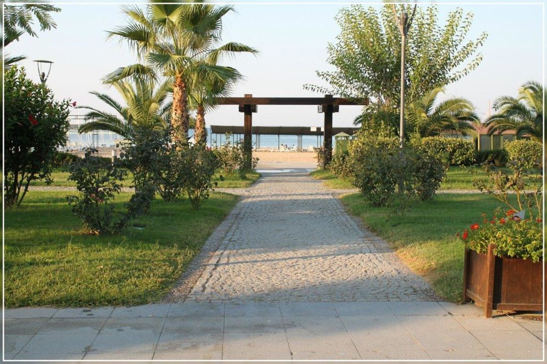 Weg aus dem Hotel über die Promenade zum Strand Sunis Evren Beach Resort Hotel & Spa