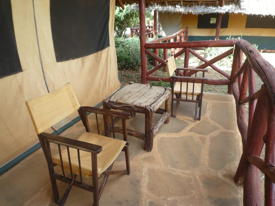 Sitzecke zum Wasserloch Hotel Ndololo Safari Camp