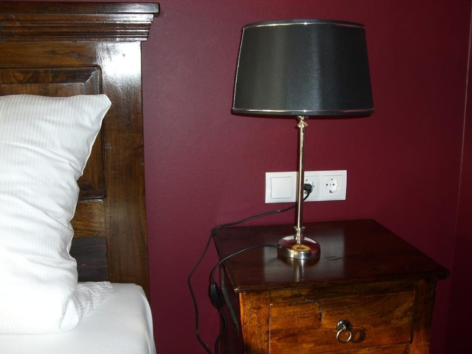 Nachttisch mit Lampe  Hotel Riverside