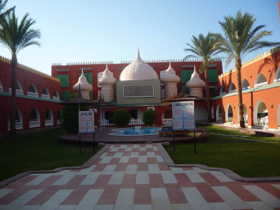 Чудный дворик Pickalbatros Alf Leila Wa Leila Resort - Neverland Hurghada