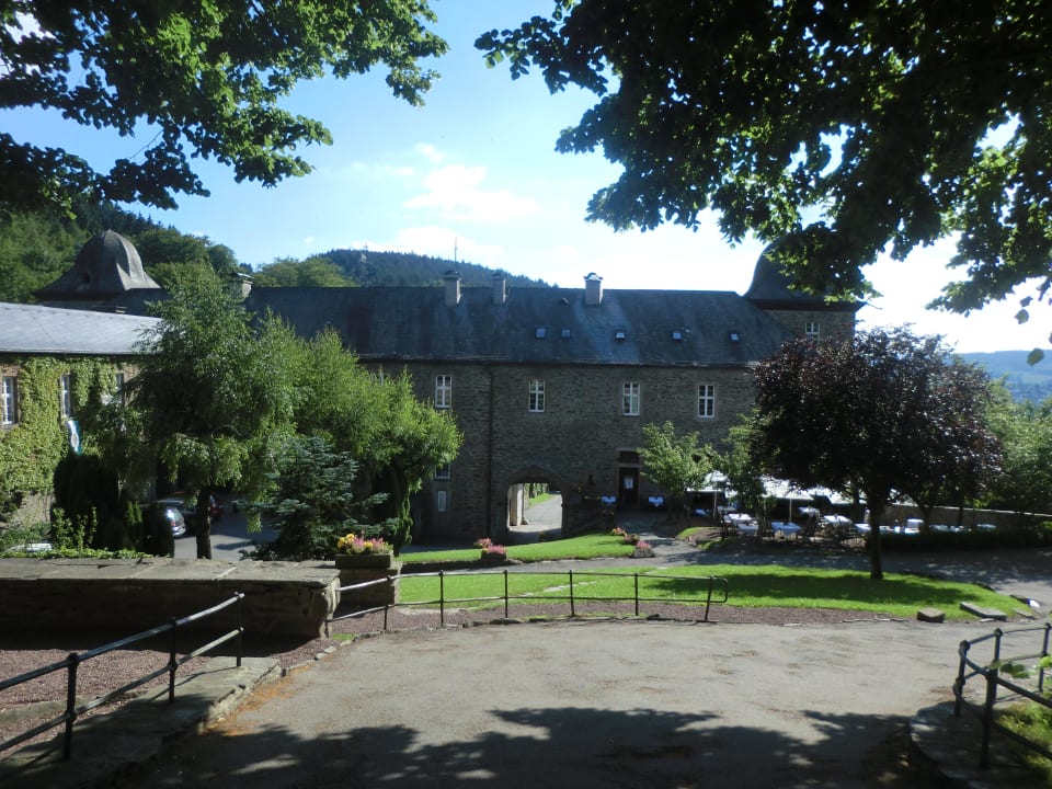 Untere Burg Haupthaus Schnellenberg Burghotel