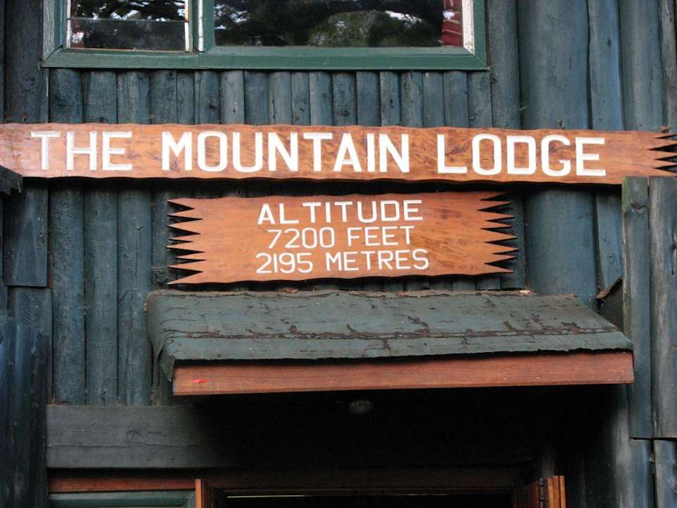 Eingang zur Mountain Lodge Hotel Serena Mountain Lodge