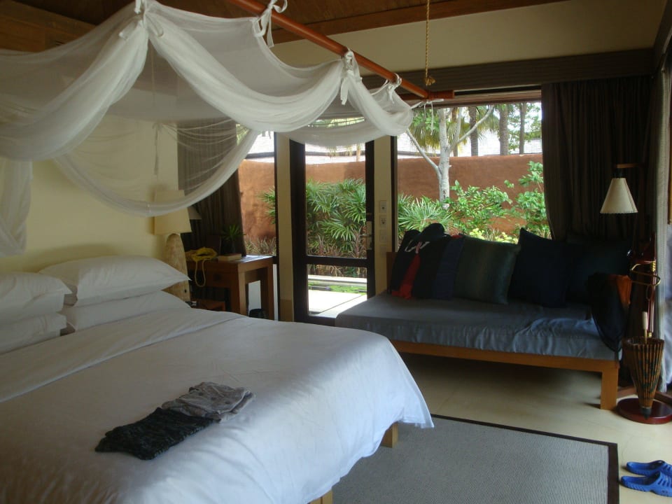 Großes Doppelbett mit Couch und Schreibtisch Sheraton Hua Hin Pranburi Villas