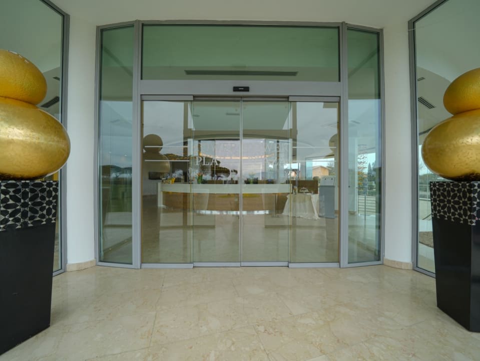 Lobby Pisa Tower Plaza