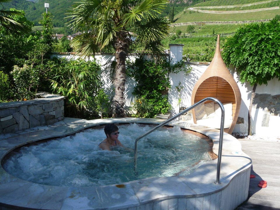 Außenwhirlpool im Garten Lake Spa Hotel SEELEITEN