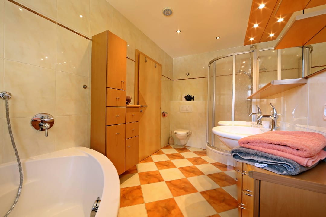 Badezimmer mit Dusche , Wc und Badewanne Alpen Appartements Moigg