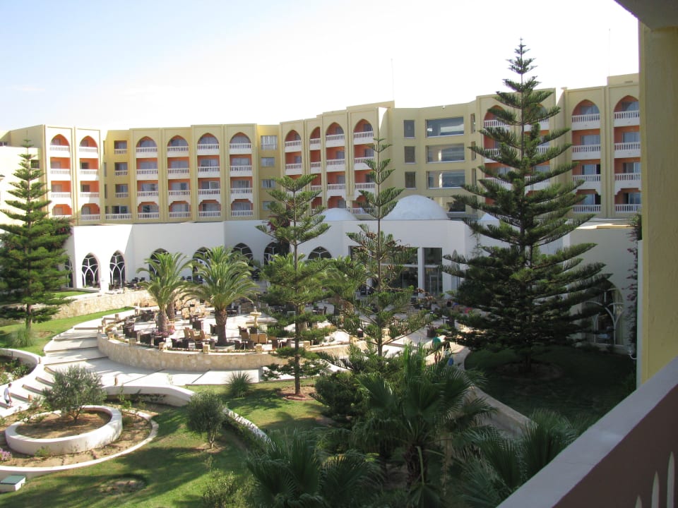Blick auf die Terrasse,wo man abends schön sitzen kann Iberostar Selection Kantaoui Bay