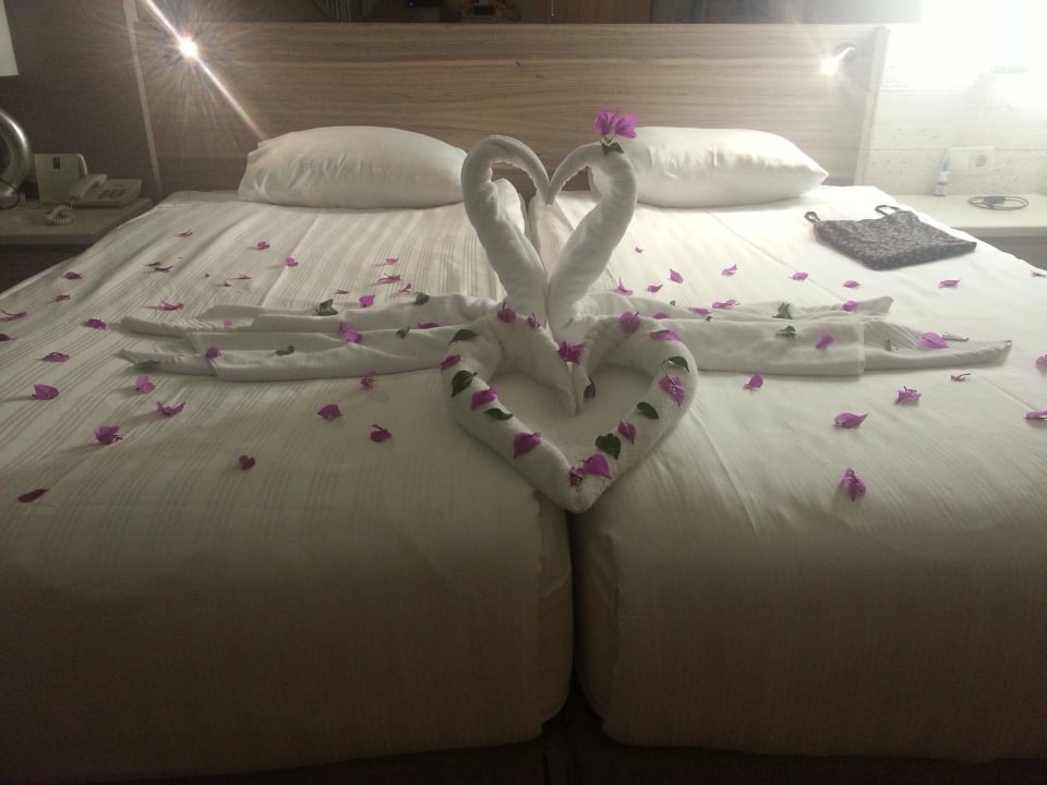 Schön geschmücktes Zimmer Melas Resort Hotel