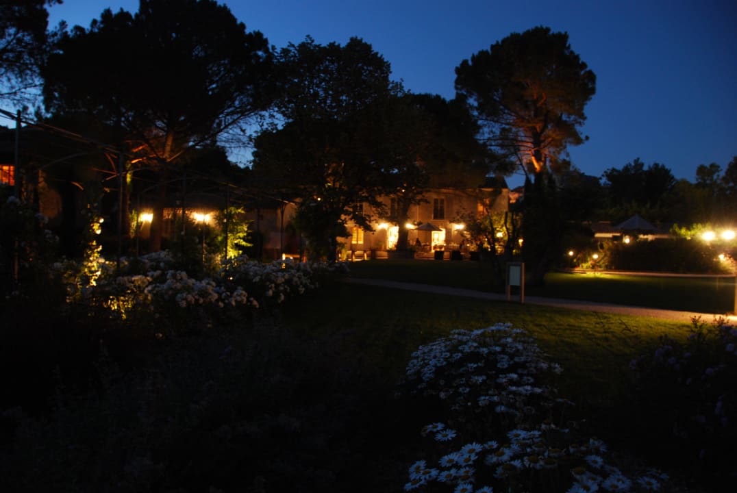 Blick nachts auf die Restaurantterrasse Hotel Benvengudo