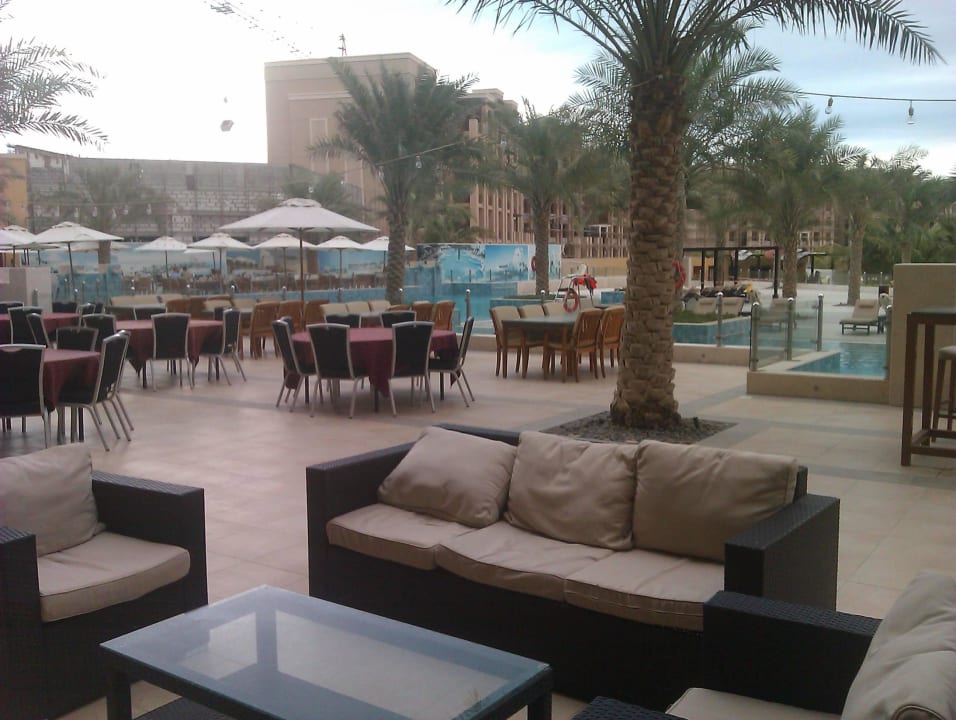 Sitzecke am vorderen Pool DoubleTree by Hilton Resort & Spa Marjan Island