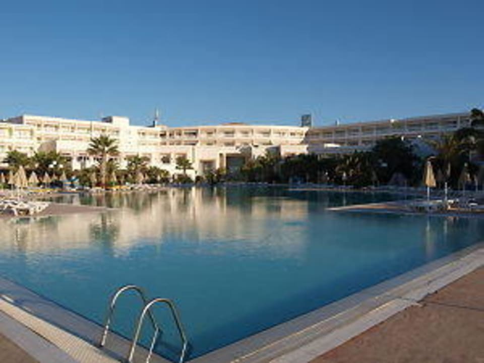 Blick vom Pool auf das Hauptgebäude Sentido Marillia Resort & Spa