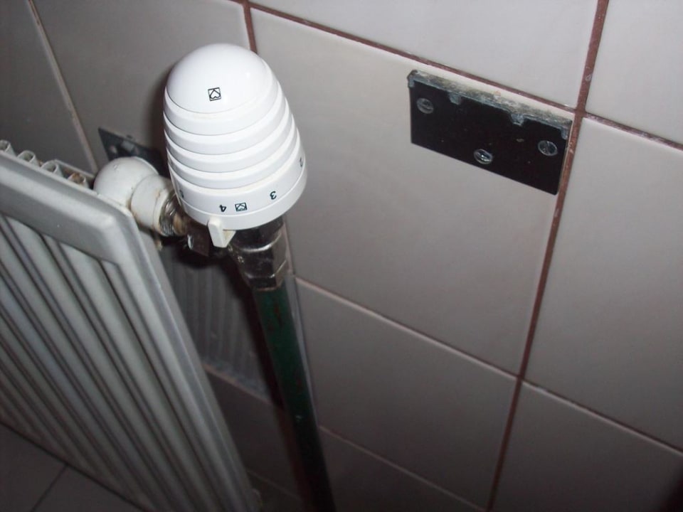 Bad / Fliesen und Handtuchhalter Berghotel Dachstein