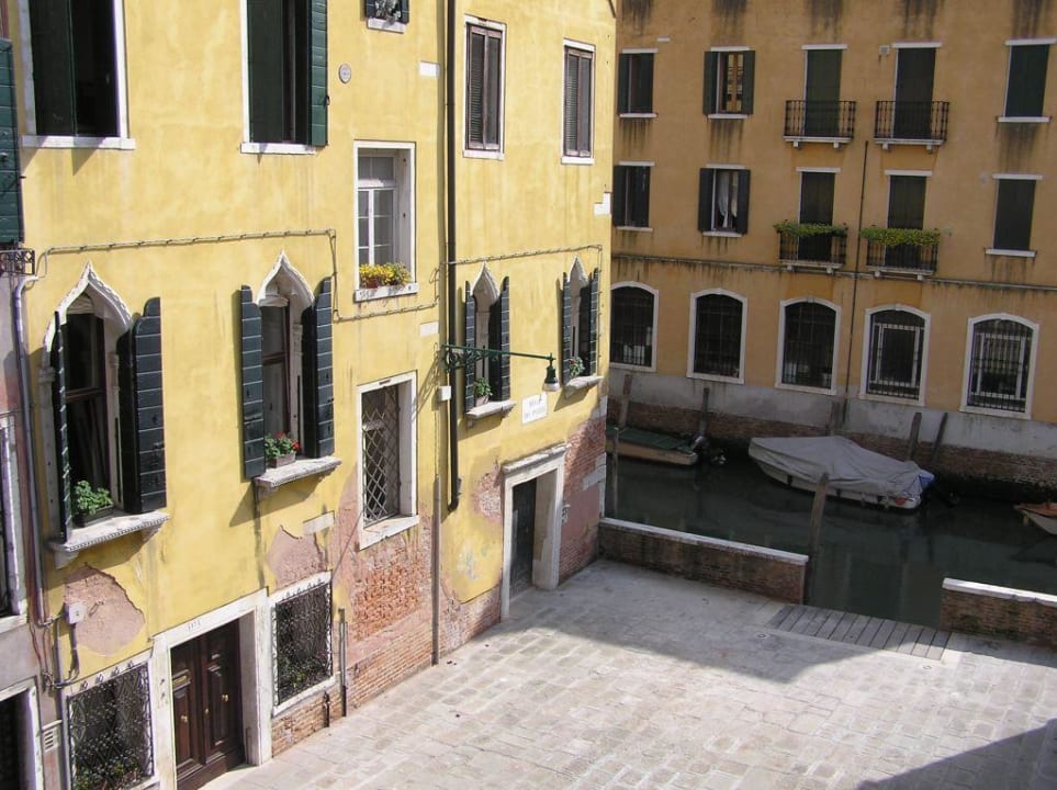 Blick aus dem Hotelzimmer zur Straße Maison Venezia | UNA Esperienze