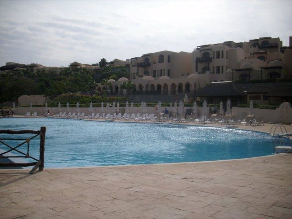 Pool am frühen Morgen (8 Uhr) The Cove Rotana Resort