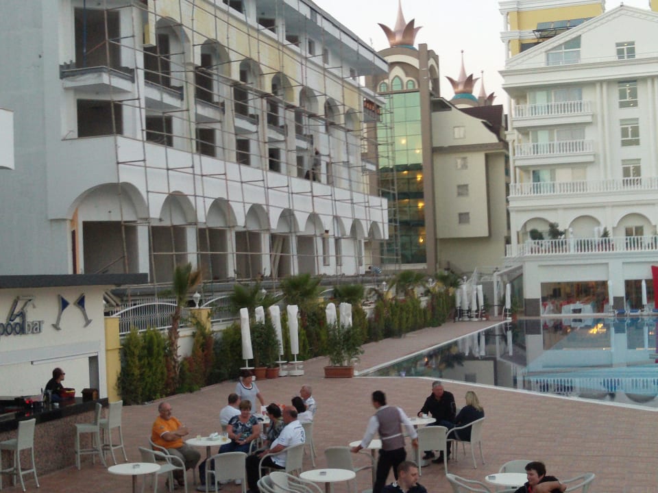 Poolbar links das neu erbaute Ornage Palace ab Mai Dream World Resort & Spa
