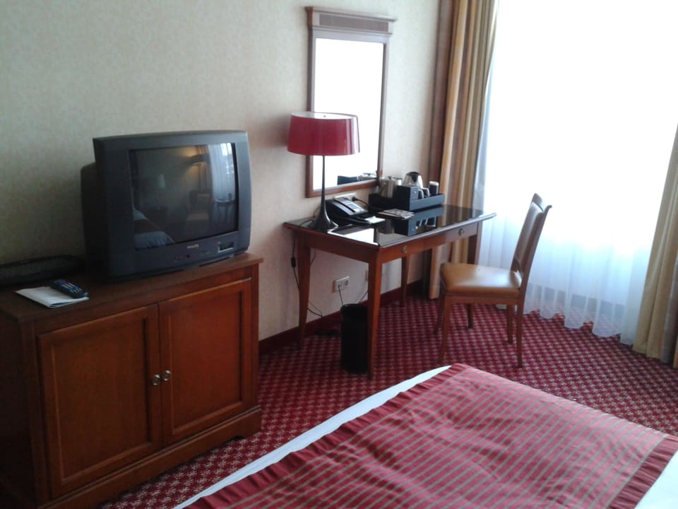 TV und Wasserkocher Renaissance Hamburg Hotel