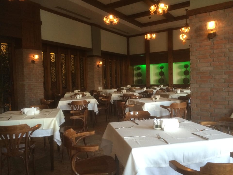 Ein Restaurant von mehreren Fame Residence Lara & Spa