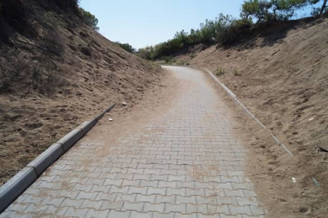 Weg zum Strand könnte man schöner und Sauber mache LRS Port River Hotel & Spa